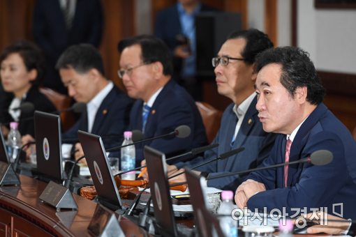 [포토]추석 연휴 마친 뒤 첫 국무회의 주재하는 이낙연 총리