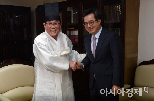 [포토]종교인 과세 관련 성균관 찾은 김동연 부총리