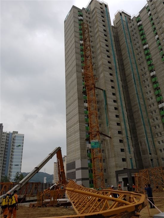 의정부 아파트 공사현장서 타워크레인 전도…3명 사망·2명 부상(2보)
