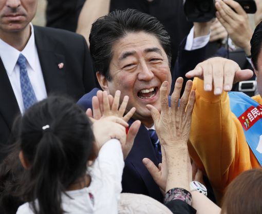 [이미지출처=EPA연합뉴스]총선을 앞두고 거리 유세에 나선 아베 신조 일본 총리