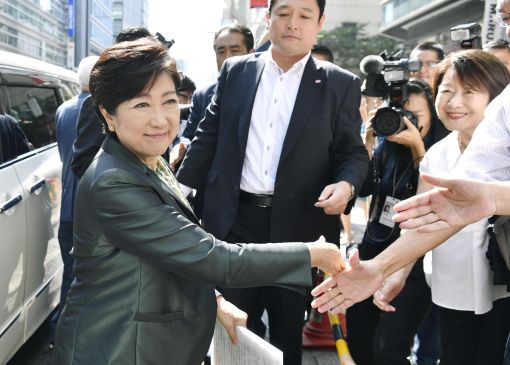 [이미지출처=AP연합뉴스]고이케 유리코 희망의 당 대표가 10일 도쿄 시내에서 지지자들과 악수하고 있다.