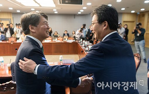 [포토]안철수 대표와 인사 나누는 유승민 의원