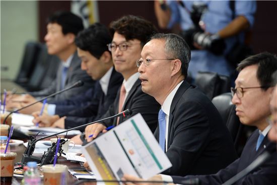 백운규 산업통상자원부 장관(오른쪽 두번째)이 10일 오후 서울 종로구 무역보험공사 대회의실에서 열린 '원전수출전략협의회'에서 정부의 원전수출과 관련한 입장을 설명하고 있다.