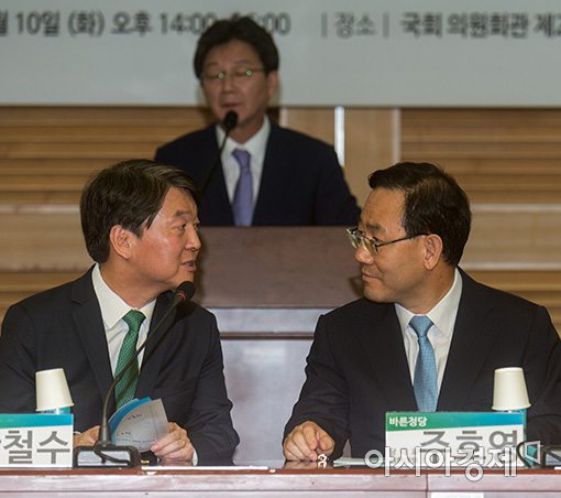 [포토]이야기 나누는 안철수-주호영