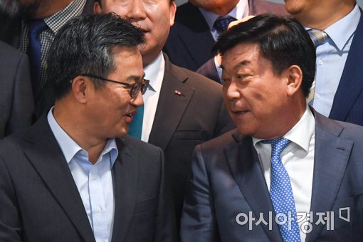 [포토]대화하는 김동연 경제부총리-박성택 중소기업중앙회장