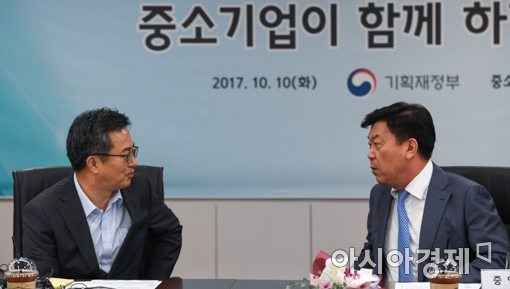 [포토]의견 나누는 김동연 경제부총리-박성택 회장