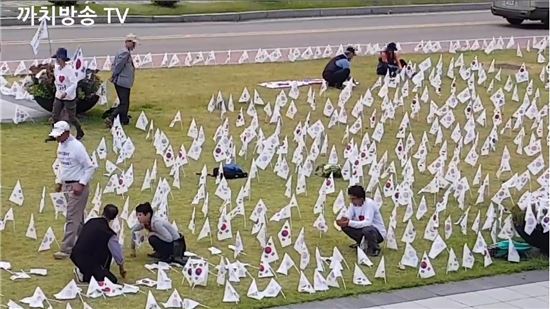 ‘국회 집결’ 대한애국당, 잔디밭에 태극기·조원진 단식·변희재 기자회견