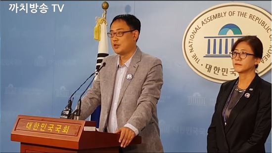 ‘국회 집결’ 대한애국당, 잔디밭에 태극기·조원진 단식·변희재 기자회견