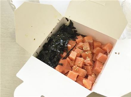 '아리랑 노점'의 대표 메뉴 연어컵밥.