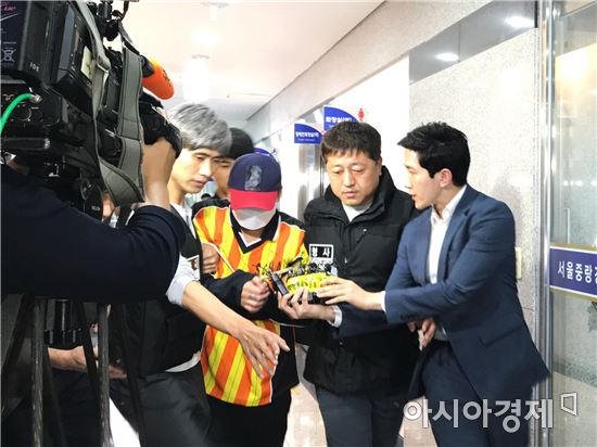 여중생 살해·시체유기 혐의를 받고 있는 '어금니 아빠' 이모(35)씨가 10일 서울 중랑경찰서에서 3차 피의자 조사를 받은 후 유치장으로 이동하고 있다. (사진=정준영 기자)