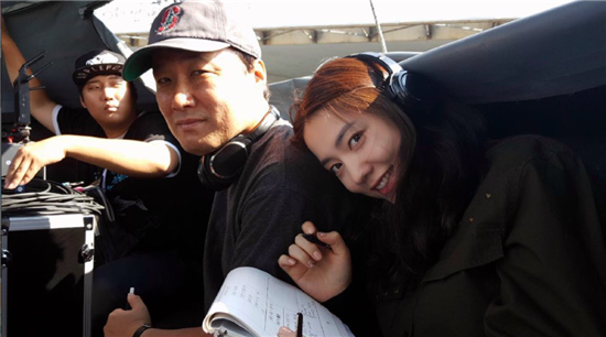 류화영, 근황 공개…대본을 손에서 놓지 않는 연기 열정