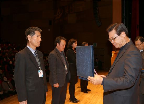 2016년 용산구 청백공무원상 대상으로 받은 김증곤 팀장(맨 왼쪽)