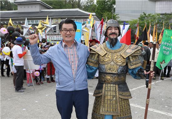 유종필 관악구청장이 지난해 열린 강감찬 축제에서 강감찬 장군 모델과 기념 사진을 찍었다.