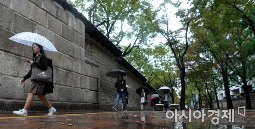 [포토]가을비 내리는 정동길