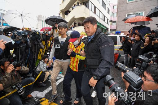 여중생 살해 및 시신 유기 혐의를 받고 있는 '어금니 아빠' 이모(35)씨가 현장검증을 하기 위해 11일 오전 살해 장소로 지목된 서울 중랑구 망우동 자택으로 들어서고 있다. 사진=강진형 기자