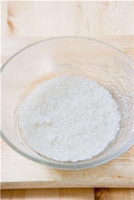 1. 쌀은 깨끗이 씻어 물에 20분 정도 불린다.
