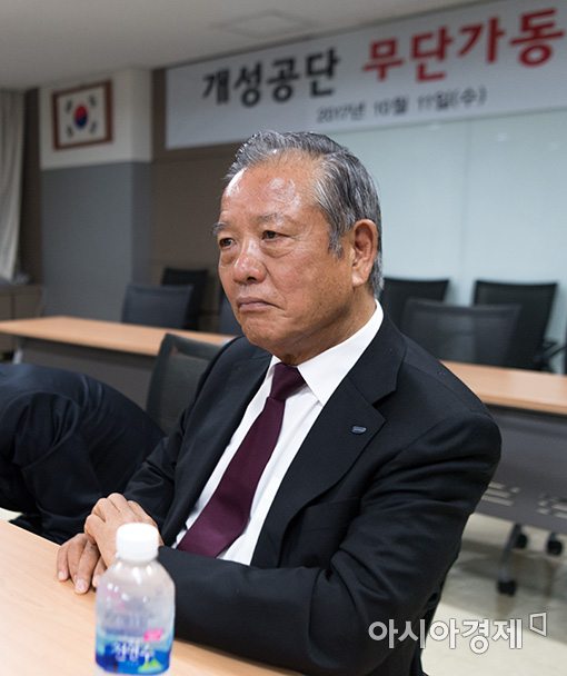 [포토]넋잃은 개성공단 기업인