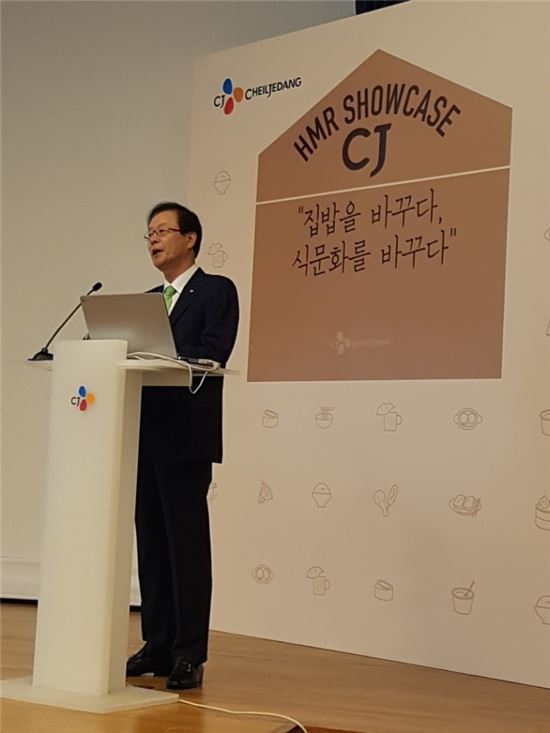 김철하 CJ제일제당 대표이사 부회장이 11일 오전 서울 필동 CJ인재원에서 ‘CJ HMR 쇼케이스’를 개최하고, 가정간편식(HMR) 사업 비전에 대해 설명하고 있다. 


