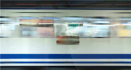 홍성도, 마드리드 지하철, 2007, 디지털 C-프린트, 알루미늄, 사진, 79×145㎝
