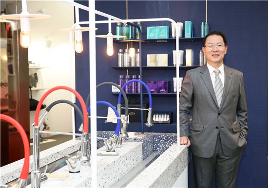 박종욱 로얄앤컴퍼니 대표가 11일 서울 논현동 사옥 내 '로얄라운지'에 설치된 부스에서 기념촬영을 하고 있다. 