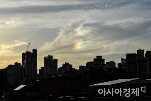 [포토]가을비 그친 서울, 구름 사이로 모습 드러낸 무지개