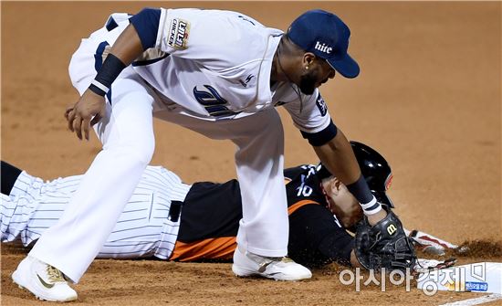 [포토]스크럭스, '태그가 빨랐어'