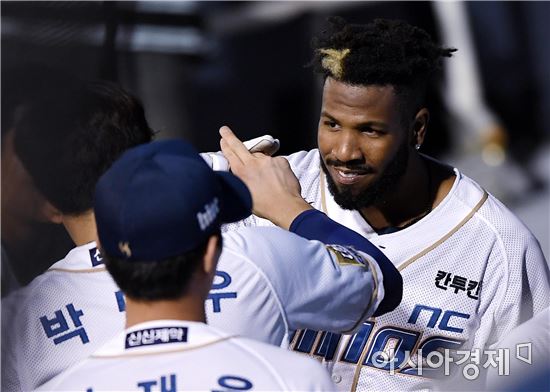 [포토]스크럭스, '박민우와 홈런 세리머니'