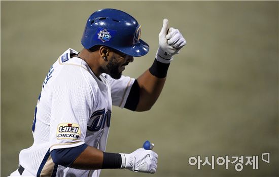 [포토]스크럭스, '선제 투런포치고 엄지 척'