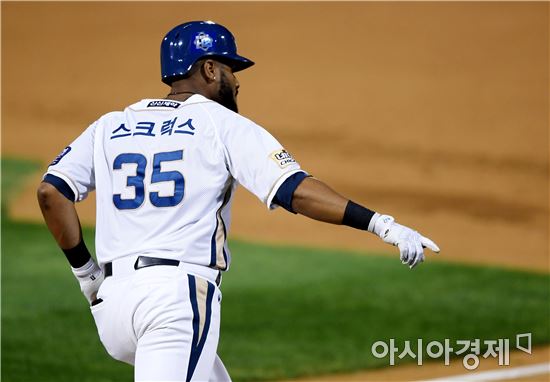 [포토]스크럭스, '투런포 보고있지!'