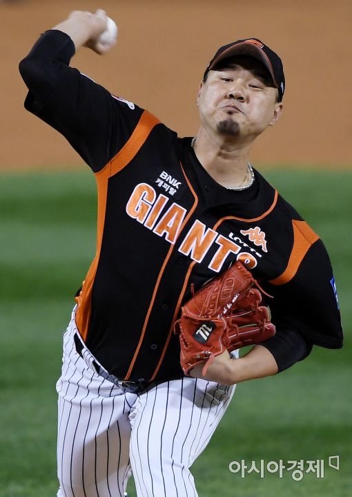 [포토]역투하는 롯데 선발 송승준
