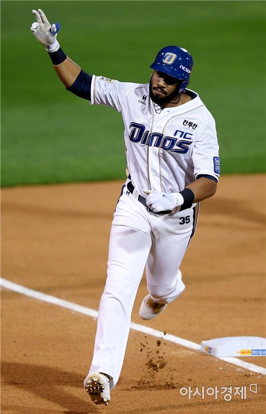 [포토]선제 투런포 세리머니하는 NC 스크럭스