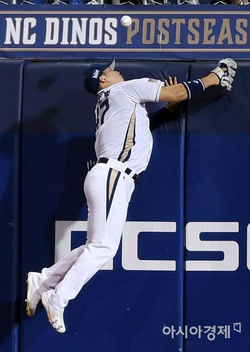 [포토]나성범, '점프 캐치 시도하지만…'
