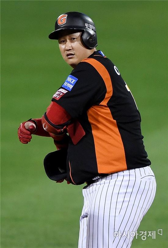 [포토]이대호, '선두타자 2루타 출루'