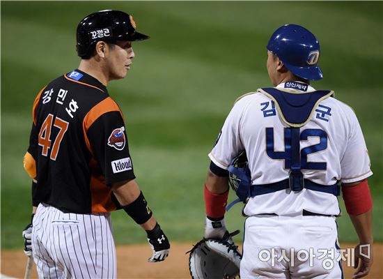 [포토]강민호, '파울팁 아니지?'