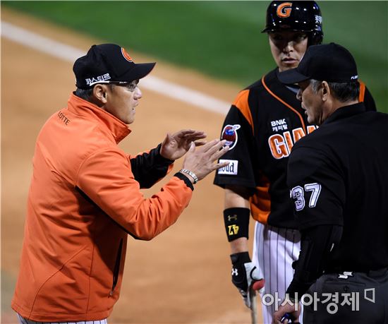 [포토]어필하는 조원우 롯데 감독