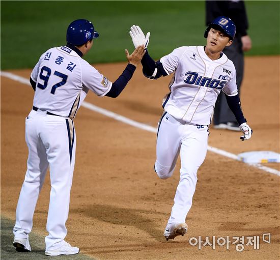 [포토]노진혁, '투런포 넘겼어요'