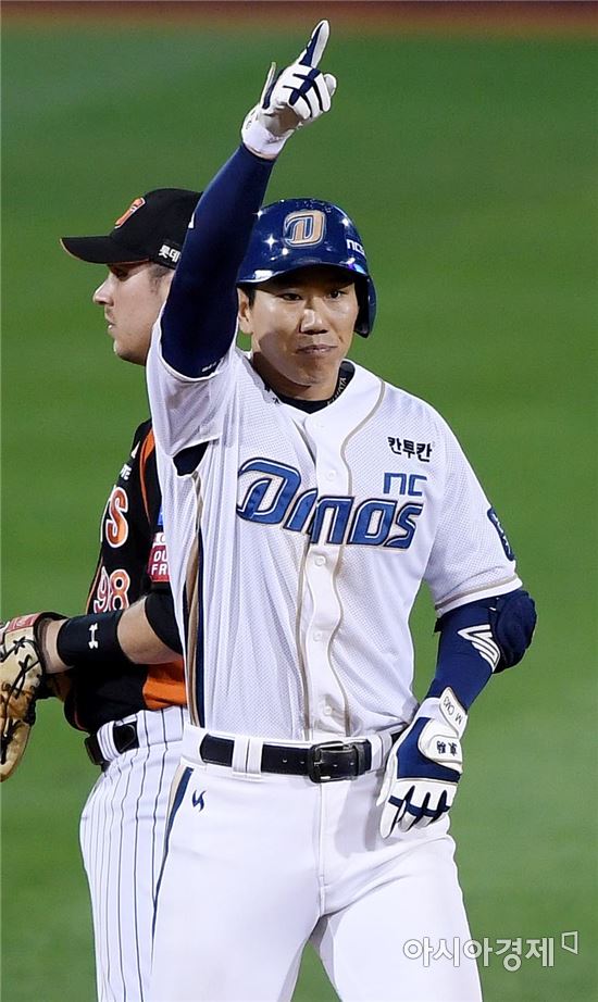 [포토]2루타 출루하는 NC 모창민