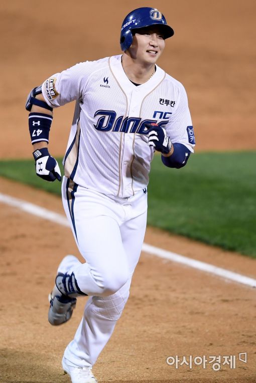 [포토]나성범, '달아나는 투런포 넘겼어요'