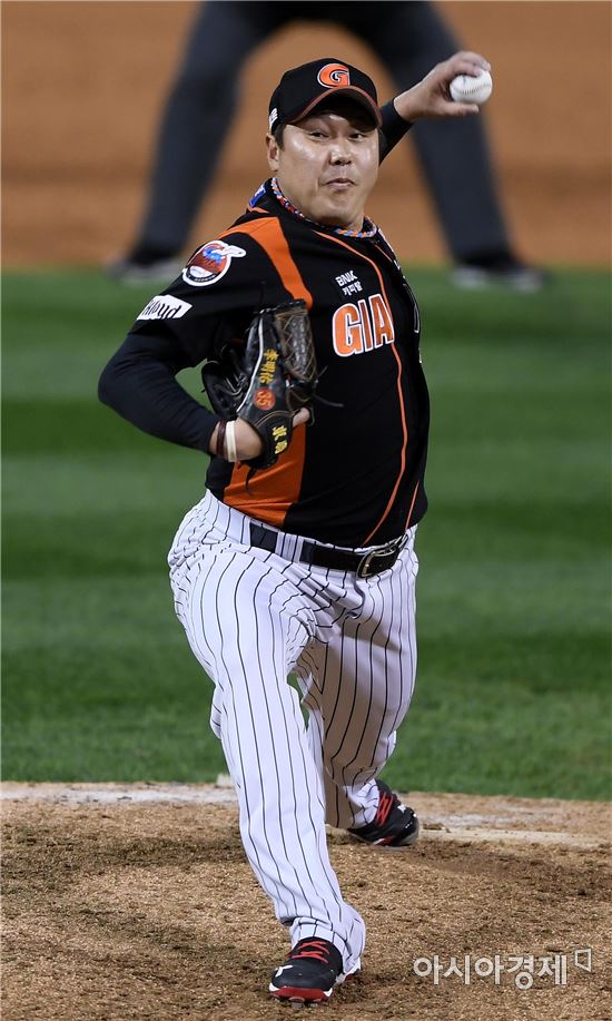 [포토]역투하는 롯데 이명우