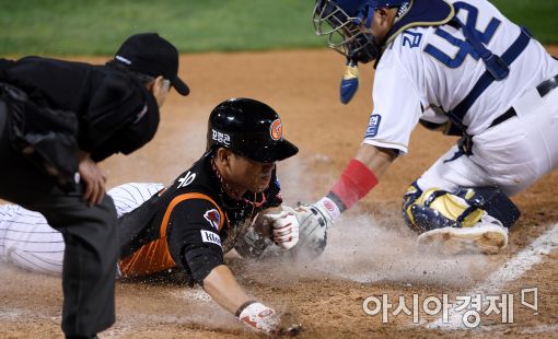 [포토]전준우, '비디오판독으로 아웃'