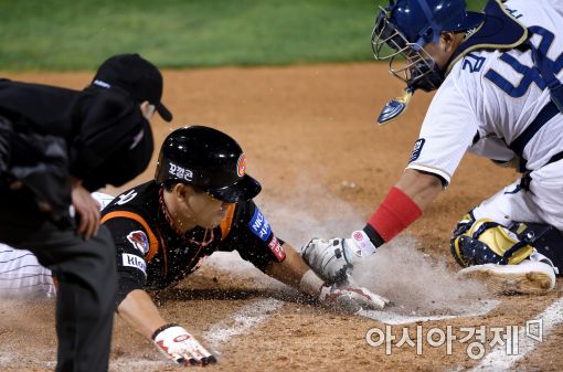 [포토]전준우, '비디오판독으로 아웃'