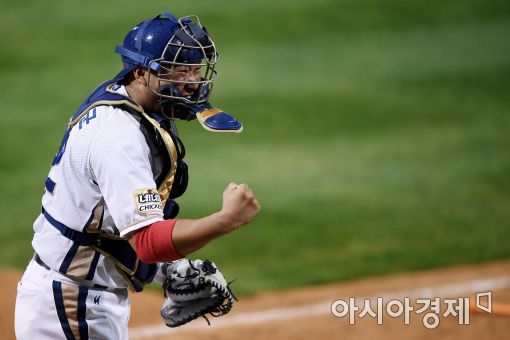 [포토]환호하는 NC 포수 김태군