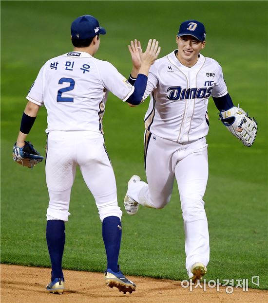 [포토]나성범, '아쉬운 수비를 지운 더블플레이'