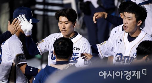 [포토]모창민, '쐐기 솔로포 넘겼어'