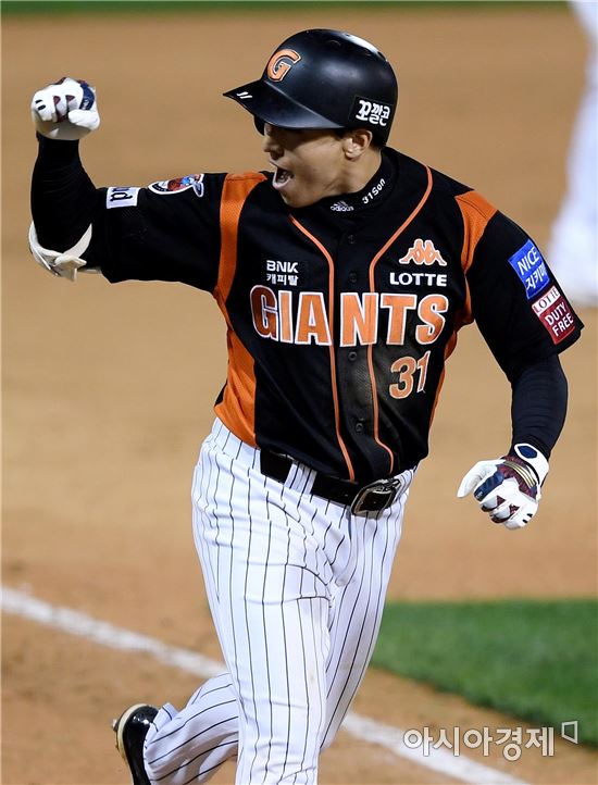 [포토]손아섭 투런포, '경기 아직 안 끝났어!'