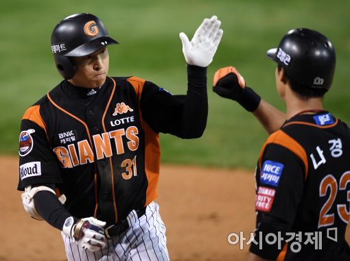 [포토]손아섭, '추격의 투런포'