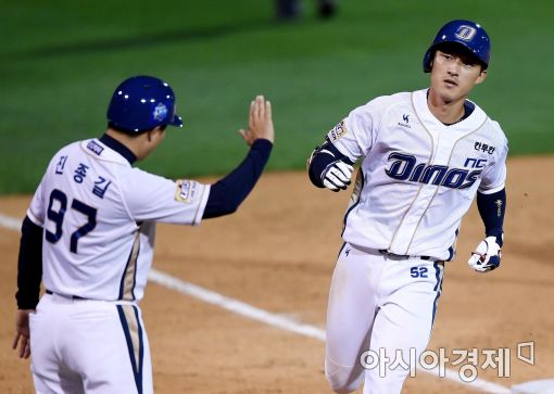 [포토]노진혁, '멀티홈런으로 쐐기 박았어요'