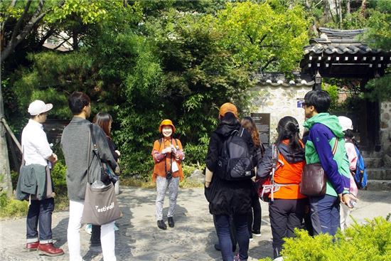 상허 이태준의 집 ‘수연산방’을 찾은 탐방객, 2016 성북진경 탐방 프로그램