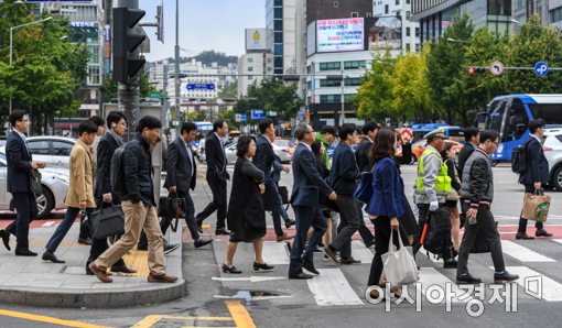 [포토]외투 입고 출근길 나선 직장인들