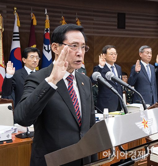 [포토]증인선서하는 송영무 국방장관